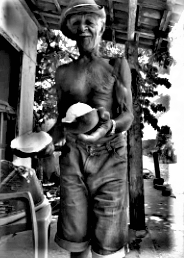 "Cabruca" - Mr. „X“, 93 Jahre alt, Bewohner des Atlantischen Regenwaldes (Mata Atlantica), zeigt mir mit einem Lächeln im Gesicht was wichtig ist in seinem Leben: Kakao, sein Hausschwein und seine Rinder. Regelmäßig geht er zum fischen in die Lagune Encantada (Bundesstaat Bahia, Brasilien) (AR 10/2023)