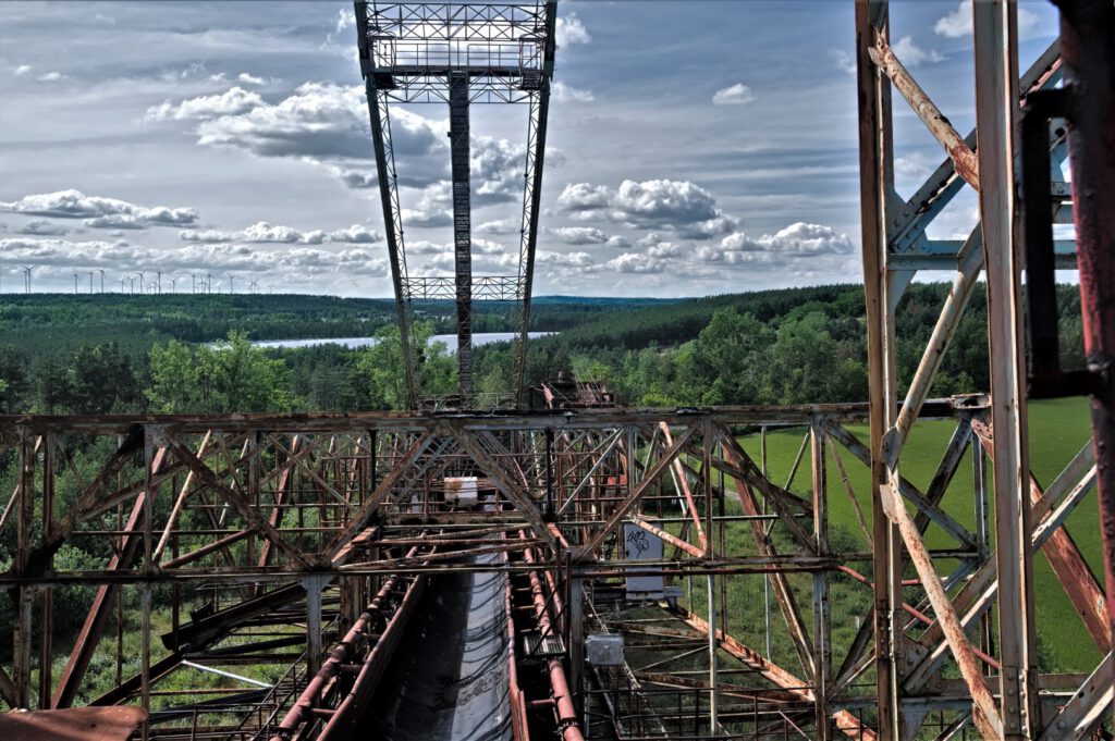 Der Schaufelradbagger 1473 SRs 1500 ist ein (Braunkohle)Tagebaugerät, das in den Jahren 1964/1965 speziell für den Tagebau in der Lausitz gebaut wurde. Seit 2003 steht er sich selbst überlassen in der Niederlausitz (AR 05/2024)