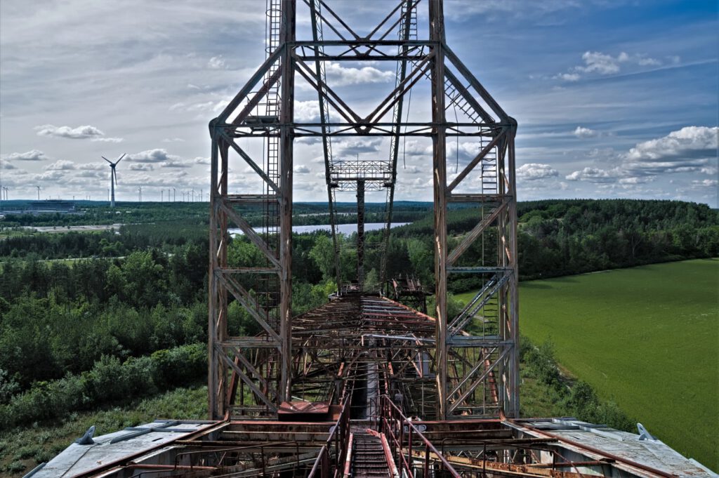 Der Schaufelradbagger 1473 SRs 1500 ist ein (Braunkohle)Tagebaugerät, das in den Jahren 1964/1965 speziell für den Tagebau in der Lausitz gebaut wurde. Seit 2003 steht er sich selbst überlassen in der Niederlausitz (AR 05/2024)