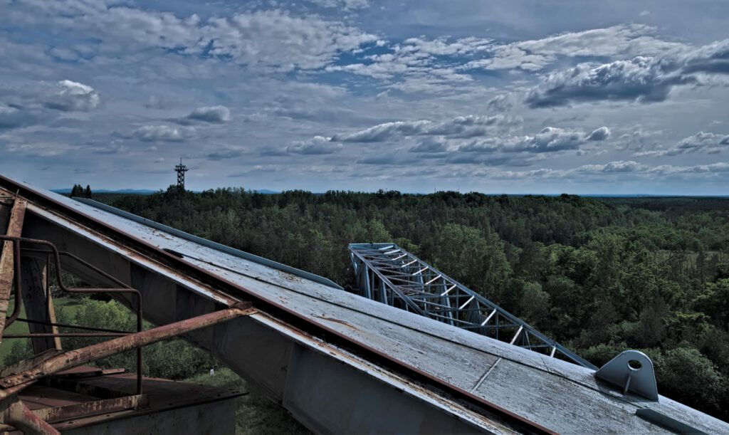 Der Schaufelradbagger 1473 SRs 1500 ist ein (Braunkohle)Tagebaugerät, das in den Jahren 1964/1965 speziell für den Tagebau in der Lausitz gebaut wurde. Seit 2003 steht er sich selbst überlassen in der Niederlausitz (AR 05/2024)