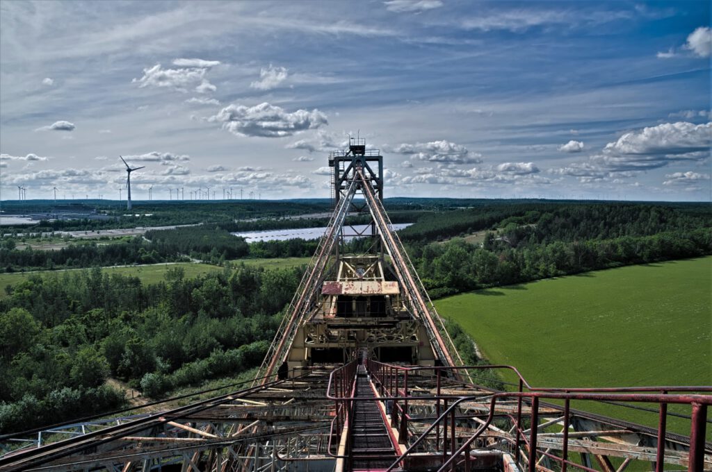 Der Schaufelradbagger 1473 SRs 1500 ist ein (Braunkohle)Tagebaugerät, das in den Jahren 1964/1965 speziell für den Tagebau in der Lausitz gebaut wurde. Seit 2003 steht er sich selbst überlassen in der Niederlausitz (AR 05/2024)