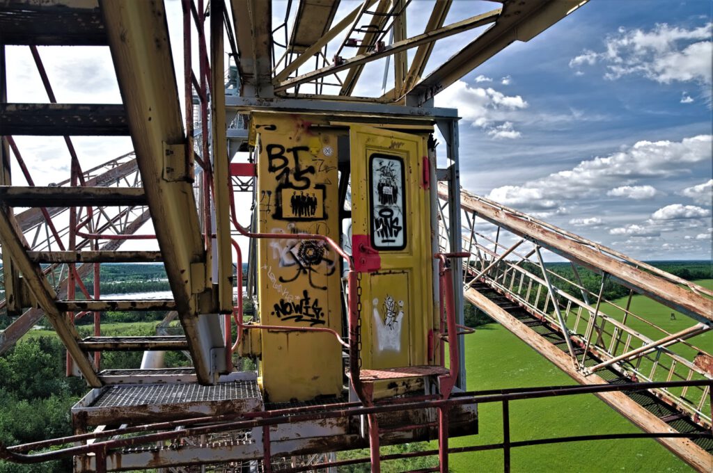 Der Schaufelradbagger 1473 SRs 1500 ist ein (Braunkohle)Tagebaugerät, das in den Jahren 1964/1965 speziell für den Tagebau in der Lausitz gebaut wurde. Seit 2003 steht er sich selbst überlassen in der Niederlausitz (AR 05/2024)