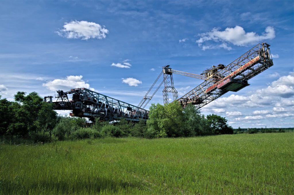 Der Schaufelradbagger 1473 SRs 1500 ist ein (Braunkohle)Tagebaugerät, das in den Jahren 1964/1965 speziell für den Tagebau in der Lausitz gebaut wurde. Seit 2003 steht er sich selbst überlassen in der Niederlausitz (AR 05/2024)