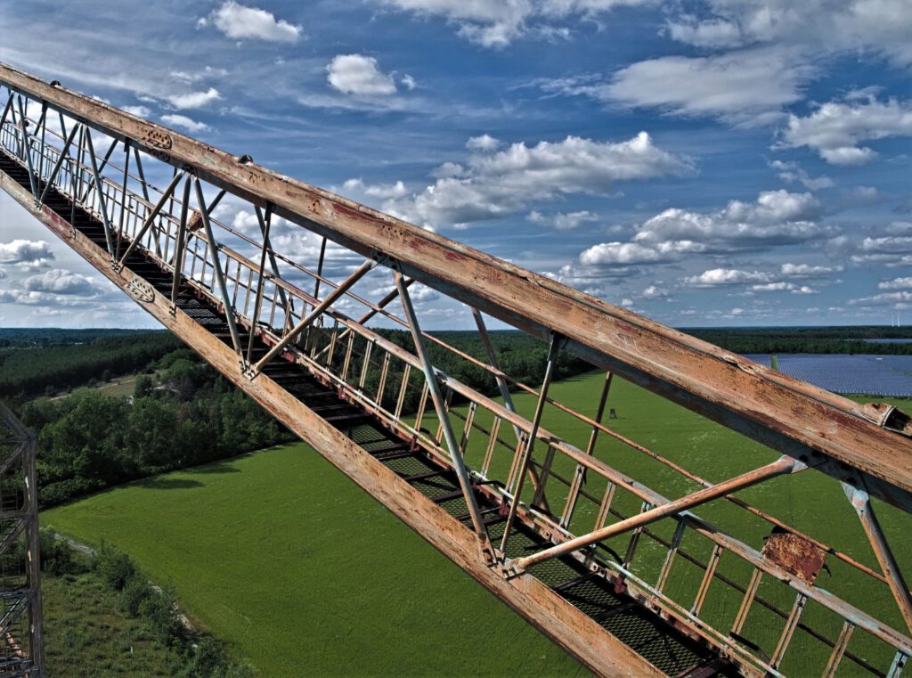 Der Schaufelradbagger 1473 SRs 1500 ist ein (Braunkohle)Tagebaugerät, das in den Jahren 1964/1965 speziell für den Tagebau in der Lausitz gebaut wurde. Seit 2003 steht er sich selbst überlassen in der Niederlausitz (AR 05/2024)