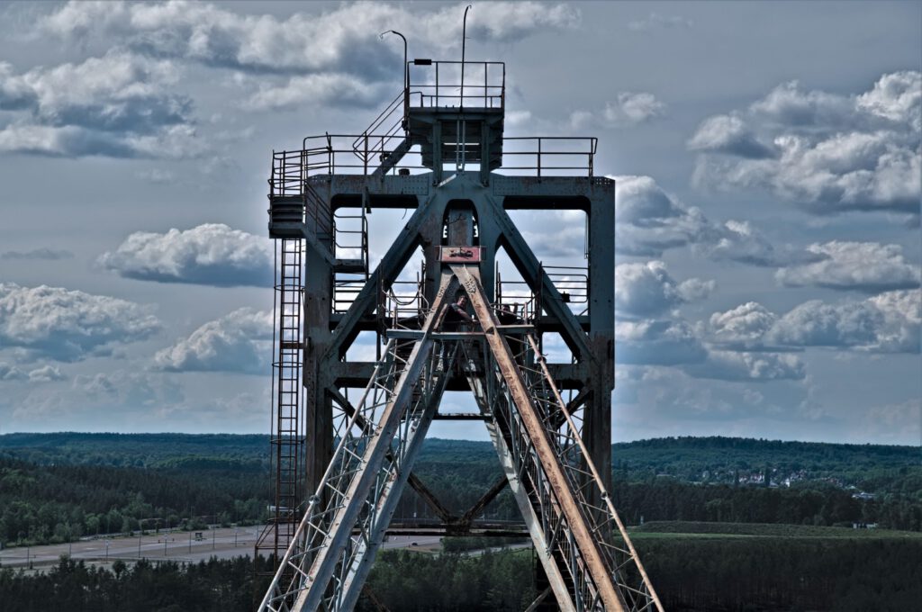 Der Schaufelradbagger 1473 SRs 1500 ist ein (Braunkohle)Tagebaugerät, das in den Jahren 1964/1965 speziell für den Tagebau in der Lausitz gebaut wurde. Seit 2003 steht er sich selbst überlassen in der Niederlausitz (AR 05/2024)