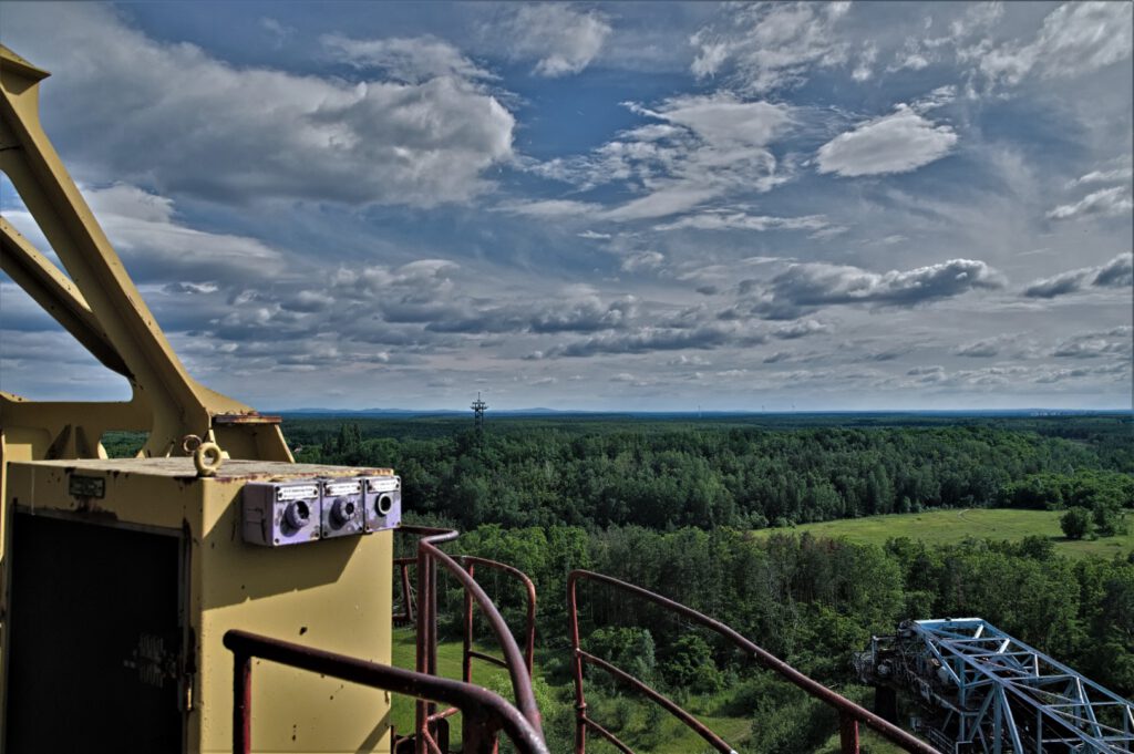 Der Schaufelradbagger 1473 SRs 1500 ist ein (Braunkohle)Tagebaugerät, das in den Jahren 1964/1965 speziell für den Tagebau in der Lausitz gebaut wurde. Seit 2003 steht er sich selbst überlassen in der Niederlausitz (AR 05/2024)