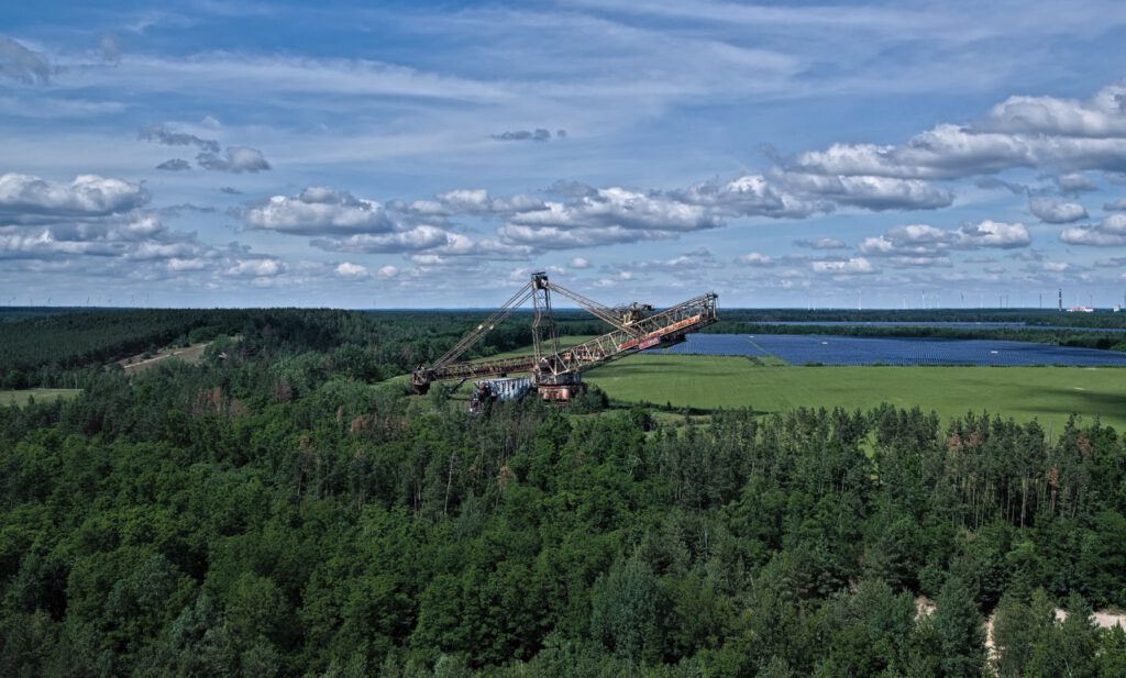 Der Schaufelradbagger 1473 SRs 1500 ist ein (Braunkohle)Tagebaugerät, das in den Jahren 1964/1965 speziell für den Tagebau in der Lausitz gebaut wurde. Seit 2003 steht er sich selbst überlassen in der Niederlausitz (AR 05/2024)