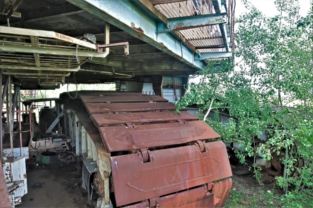 Der Schaufelradbagger 1473 SRs 1500 ist ein (Braunkohle)Tagebaugerät, das in den Jahren 1964/1965 speziell für den Tagebau in der Lausitz gebaut wurde. Seit 2003 steht er sich selbst überlassen in der Niederlausitz (AR 05/2024)