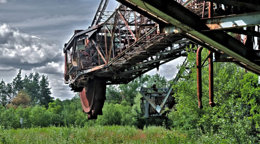 Der Schaufelradbagger 1473 SRs 1500 ist ein (Braunkohle)Tagebaugerät, das in den Jahren 1964/1965 speziell für den Tagebau in der Lausitz gebaut wurde. Seit 2003 steht er sich selbst überlassen in der Niederlausitz (AR 05/2024)