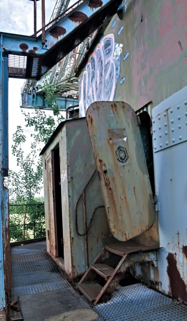 Der Schaufelradbagger 1473 SRs 1500 ist ein (Braunkohle)Tagebaugerät, das in den Jahren 1964/1965 speziell für den Tagebau in der Lausitz gebaut wurde. Seit 2003 steht er sich selbst überlassen in der Niederlausitz (AR 05/2024)