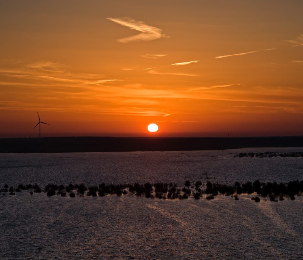 Sonnenaufgang – oben links Windpark Cottbus vom Aussichtsturm Merzdorf aus gesehen (AR 10/2024)