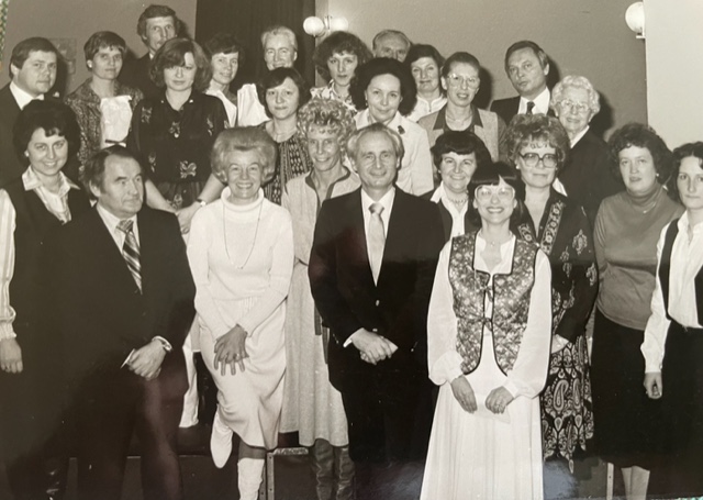 Von Pellkartoffeln mit Heringsschwanz / Gabriela Guder feiert 10 jähriges Firmenjubiläum bei Schworm & Co. / Vorne Mitte Gisela Lehnemann, rechts daneben Dr. Herrmann Schworm, rechts daneben Frau Guder (Foto aus dem Bestand Frau Guder) (AR 10/2024)