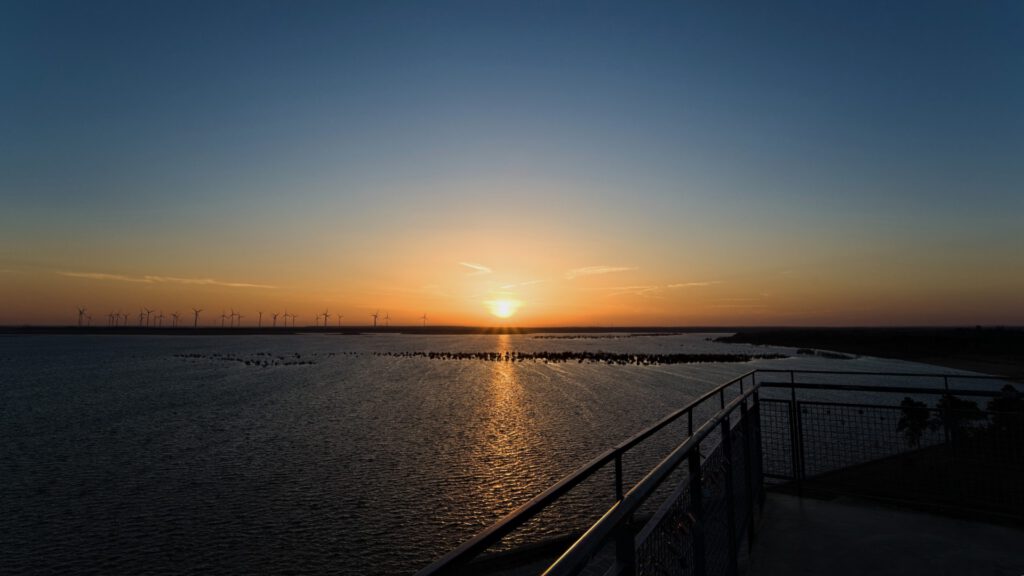 Sonnenaufgang – oben links Windpark Cottbus, unten Cottbuser Ostsee vom Aussichtsturm Merzdorf aus gesehen (AR 10/2024)