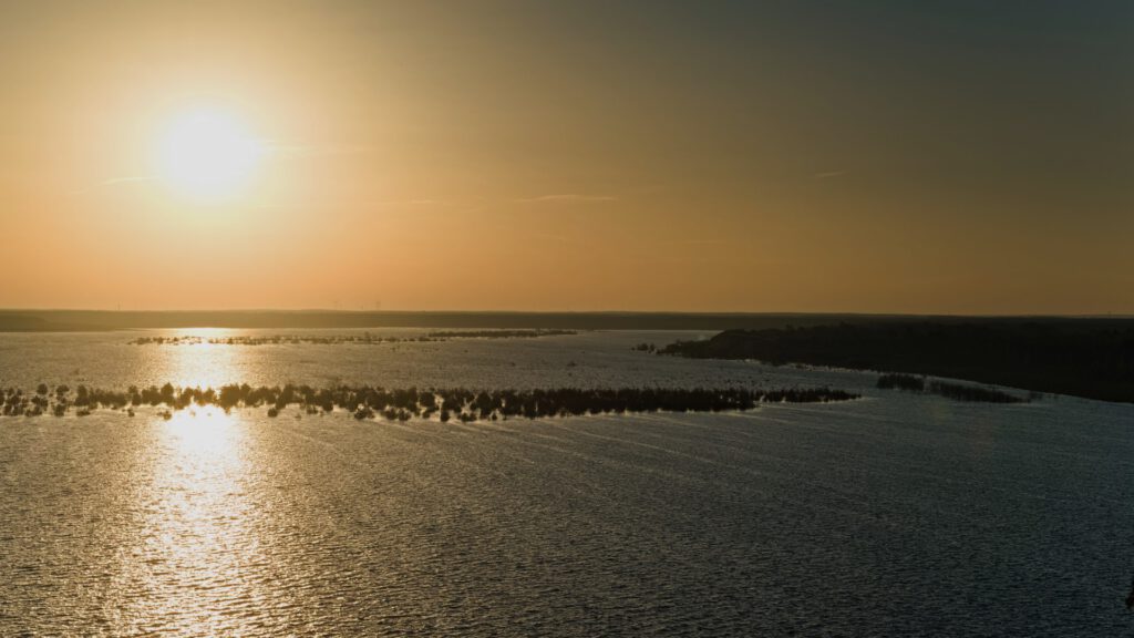 Oben – der Südrandschlauch, darunter der Cottbuser Ostsee vom Aussichtsturm Merzdorf aus gesehen/ Blickrichtung Süd-Ost (AR 10/2024)