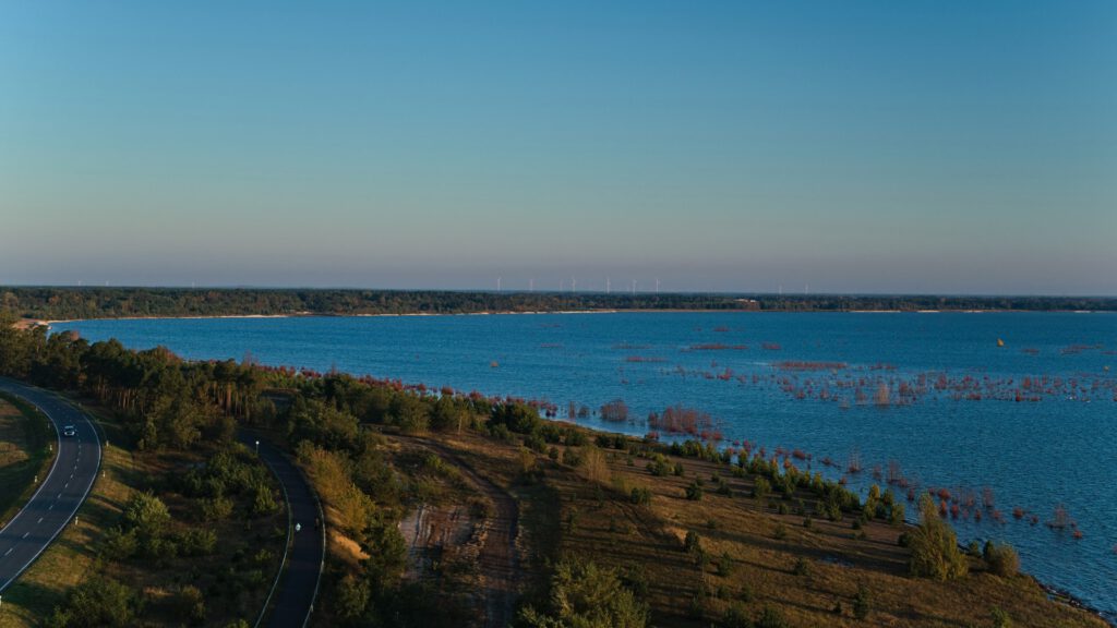 Der Cottbuser Ostsee vom Aussichtsturm Merzdorf aus gesehen / Blickrichtung Nord-West (AR 10/2024)