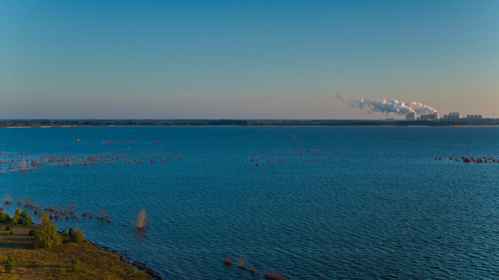 Der Cottbuser Ostsee vom Aussichtsturm Merzdorf aus gesehen / Blickrichtung Nord-West (AR 10/2024)