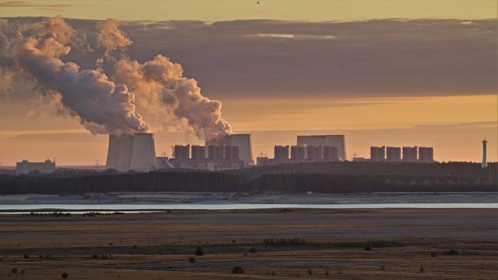 Das Wärmekraftwerk Jänschwalde in Brandenburg wird überwiegend mit Braunkohle und mit bis zu 400.000 Tonnen Abfall jährlich befeuert (AR 09/2022)