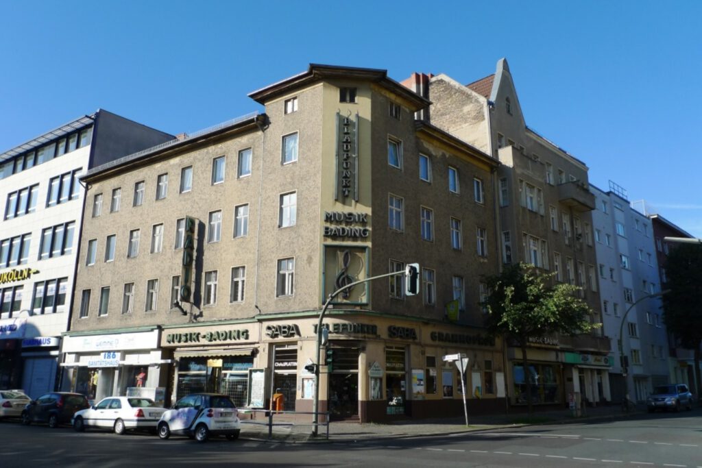 Der Musikalienhändler Bading - "Musik Bading" - Thomasstraße Ecke Karl-Marx-Straße (Das Neukölln-Porträt / AR 09/2010)