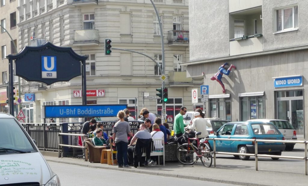 In Neukölln trifft man auf Arbeitsmigranten, Geflüchtete, Touristen, Studierende – und natürlich auf langjährige Einwohner wie den Spiderman. Die Vielfalt ist hier Alltag (Das Neukölln-Porträt / AR 04/2011)