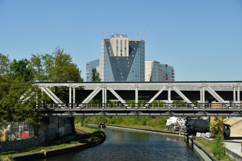 Blick übern Landwehrkanal, rüber zum Estrel-Hotel (Das Neukölln-Porträt / AR 05/2018)