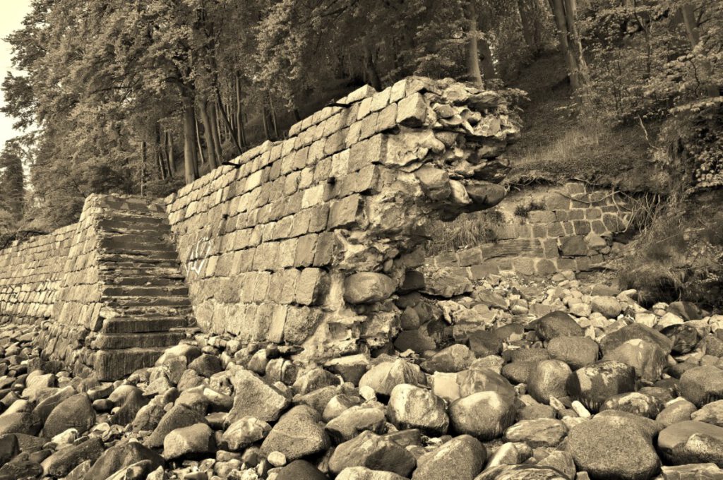 Zerfallene Ufermauer aus Naturstein bei den ehemaligen Anlagen von Schloss Dwasieden