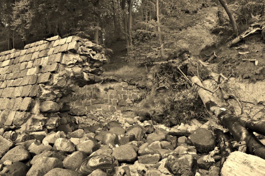 Zerfallene Ufermauer aus Naturstein bei den ehemaligen Anlagen von Schloss Dwasieden