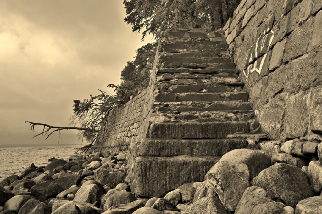 Betontreppe bei der ehemaligen Uferanlage von Schloss Dwasieden
