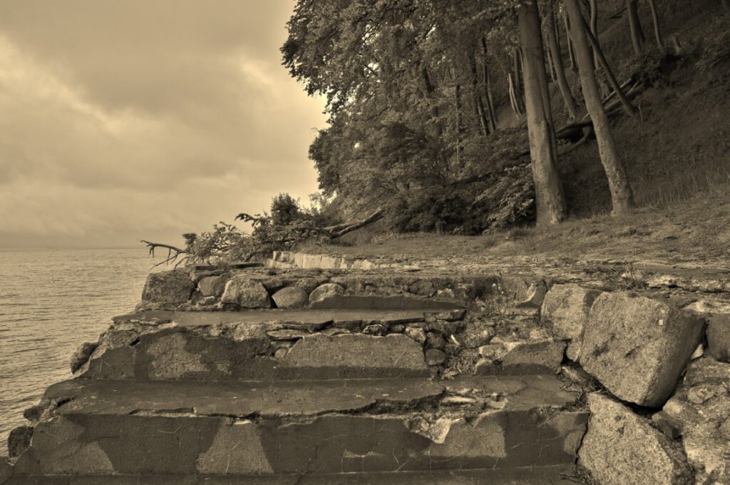 Oberer Teil der aus Naturstein geformten Treppe bei der ehemaligen Uferanlage von Schloss Dwasieden