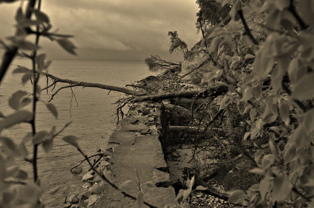 Historischer Uferweg unterhalb von Schloss Dwasieden