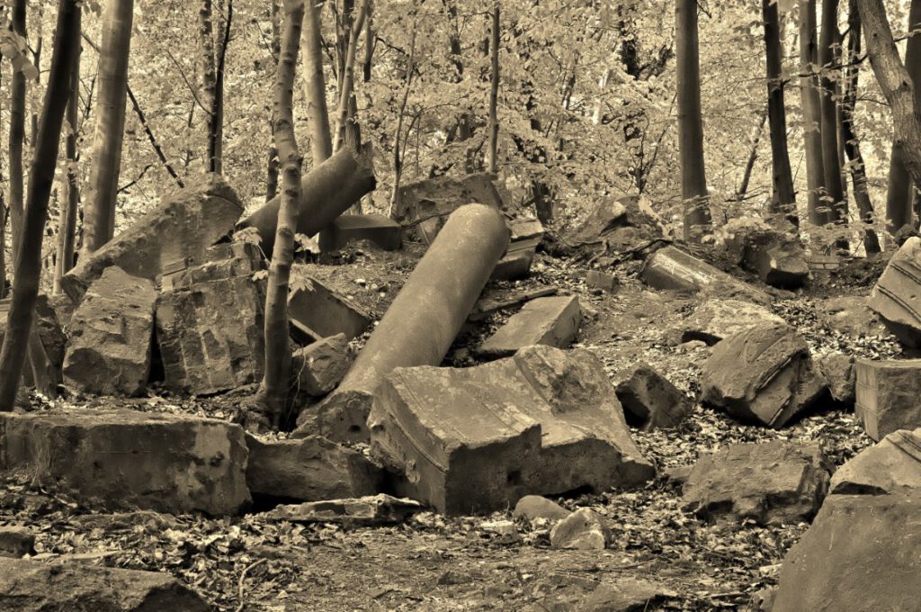 Gesprengte Überreste des Schlosses Dwasieden