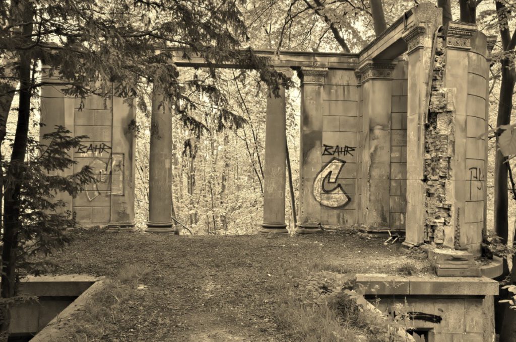 Überreste eines von zwei Pavillons des Schlosses Dwasieden