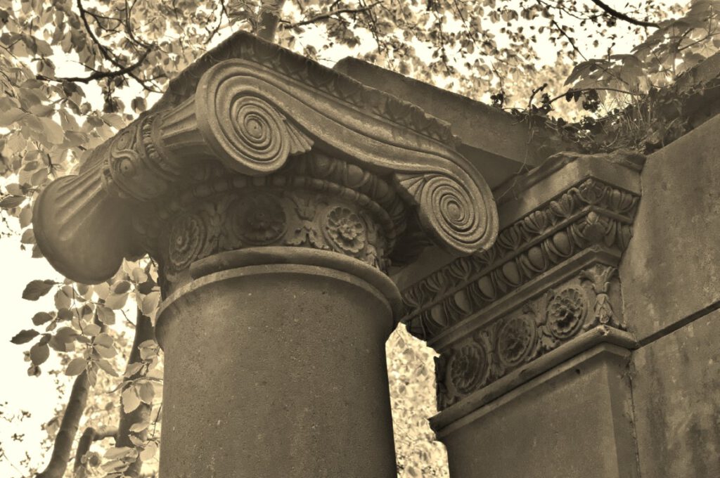 Nahaufnahme eines ionischen Kapitells mit kunstvoller Volute und floraler Ornamentik am Pavillon von Schloss Dwasieden