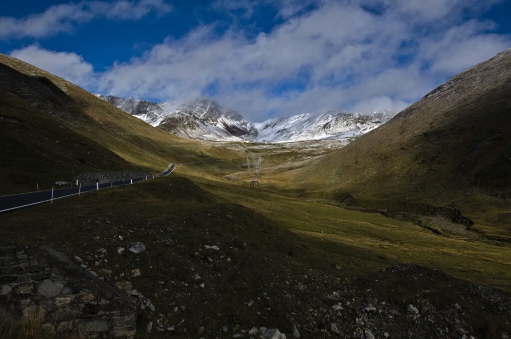 Stelvio-Passstraße unterhalb Stilfser Joch mit Alpenpanorama