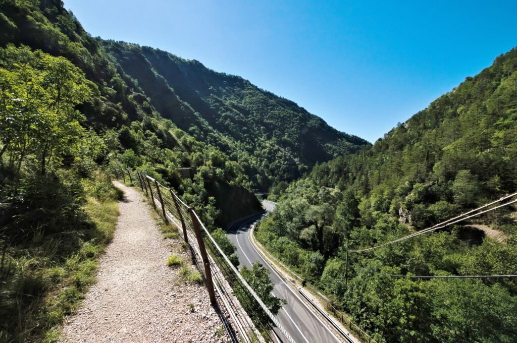 Weg entlang des Aquädukts in Gubbio