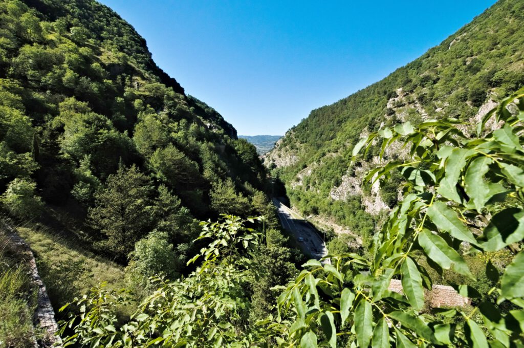 Gola del Bottaccione bei Gubbio mit steilen Felswänden