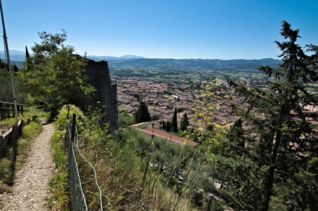 Blick auf Gubbio vom Aquädukt aus