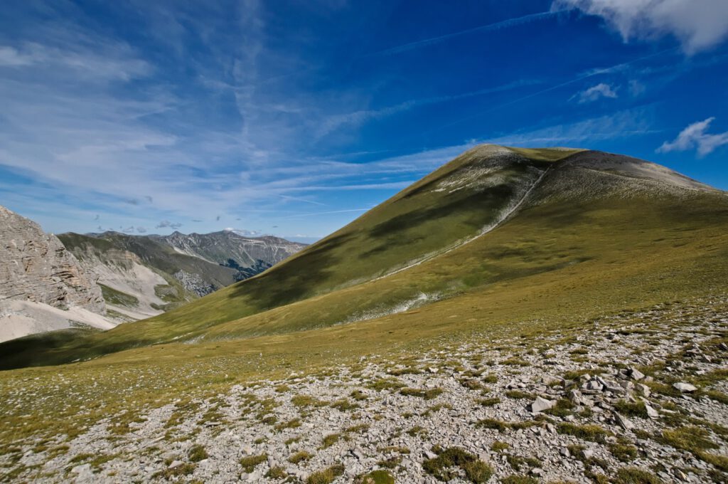 Höhenwanderung mit Blick auf die umliegenden Gipfel