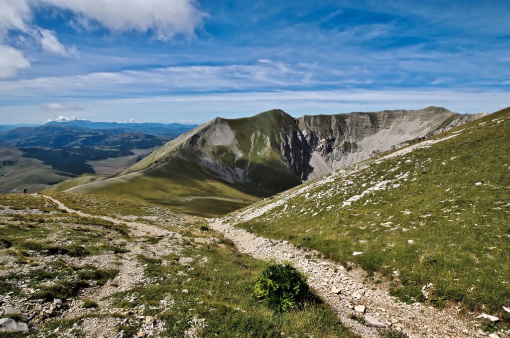Klare Sicht über karstige Felsformationen direkt unterhalb des Gipfels