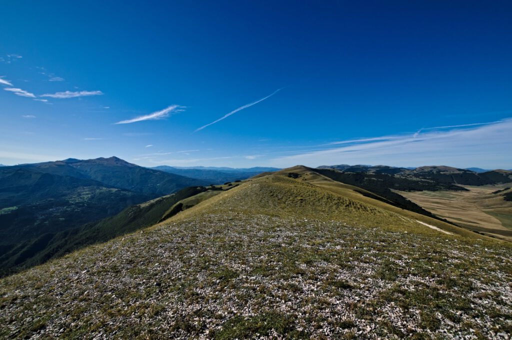 Höhenwanderung mit Blick auf die umliegenden Gipfel