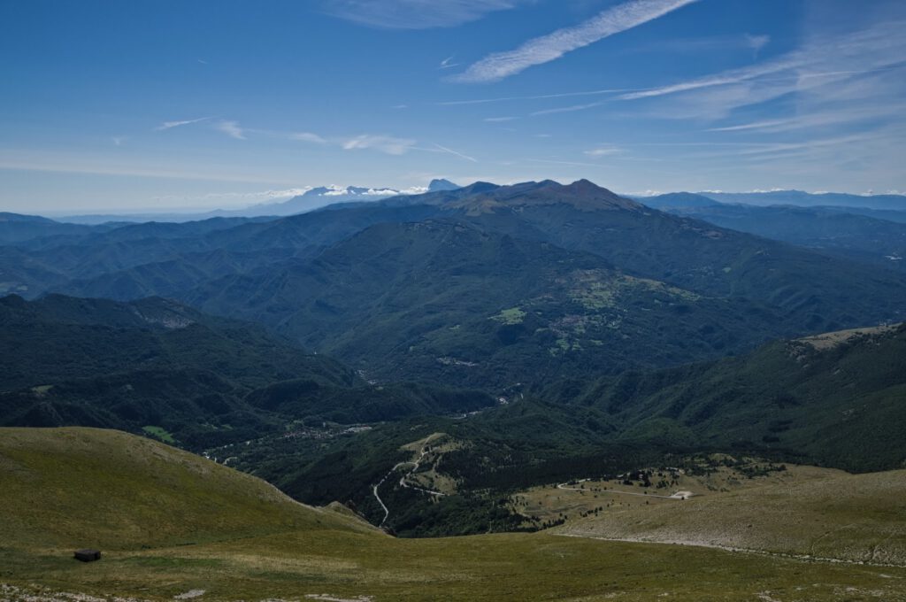 Höhenwanderung mit Blick auf die umliegenden Gipfel
