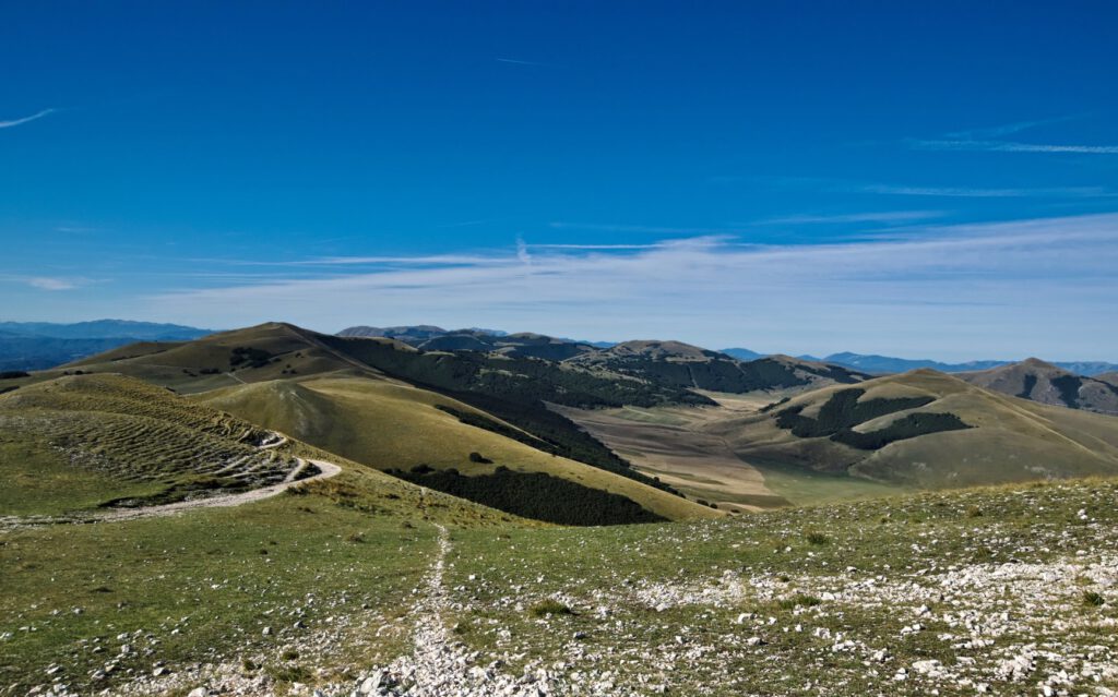 Höhenwanderung mit Blick auf die umliegenden Gipfel