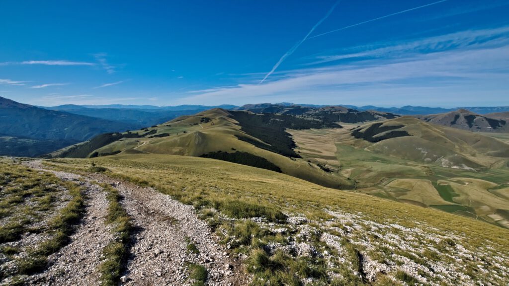 Höhenwanderung mit Blick auf die umliegenden Gipfel