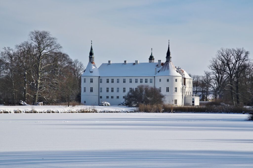 Wasserschloss Fürstlich Drehna in der Niederlausitz, vollständig von Schnee bedeckt