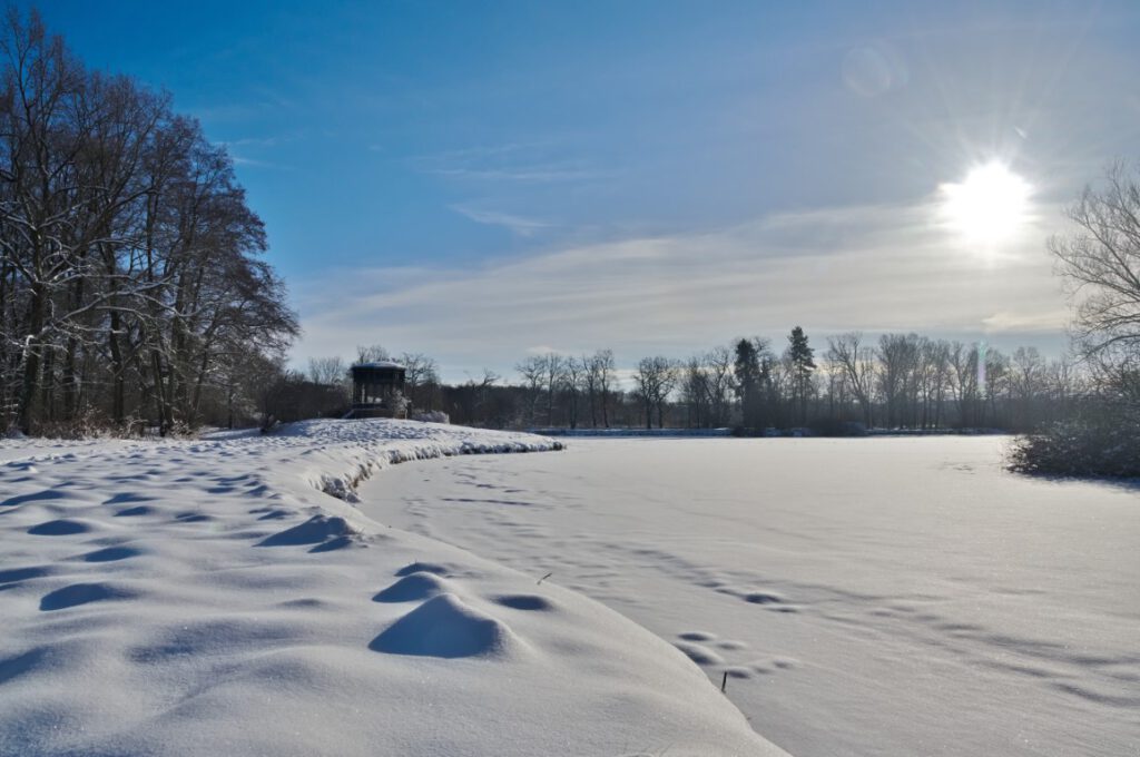 Zugefrorener Schlosssee vor dem Wasserschloss Fürstlich Drehna im Januar