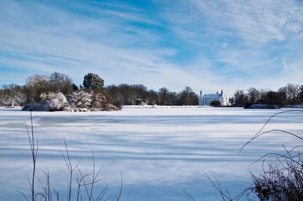 Winterlicher Schlosspark Fürstlich Drehna mit hohem Schnee