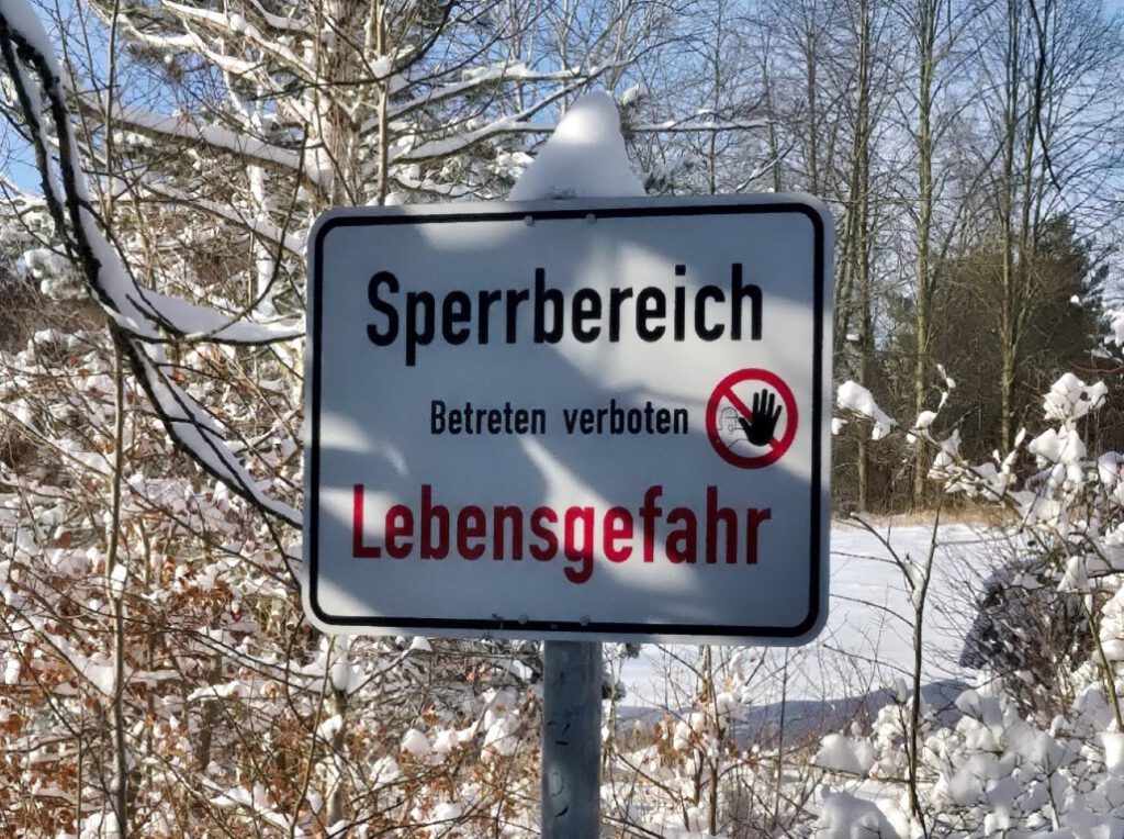 Sperrgebietsschild „Betreten verboten – Lebensgefahr“ am Rand des Schlossparks Fürstlich Drehna