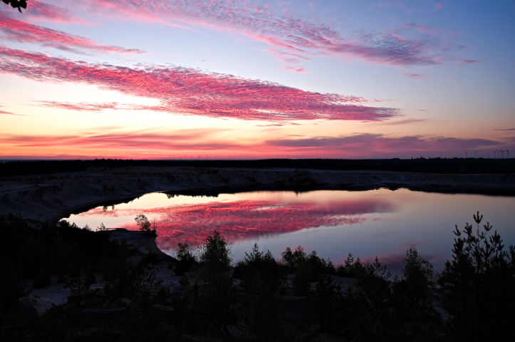 Windräder im Morgenlicht über dem Stiebsdorfer See, Energiewende in der Lausitz