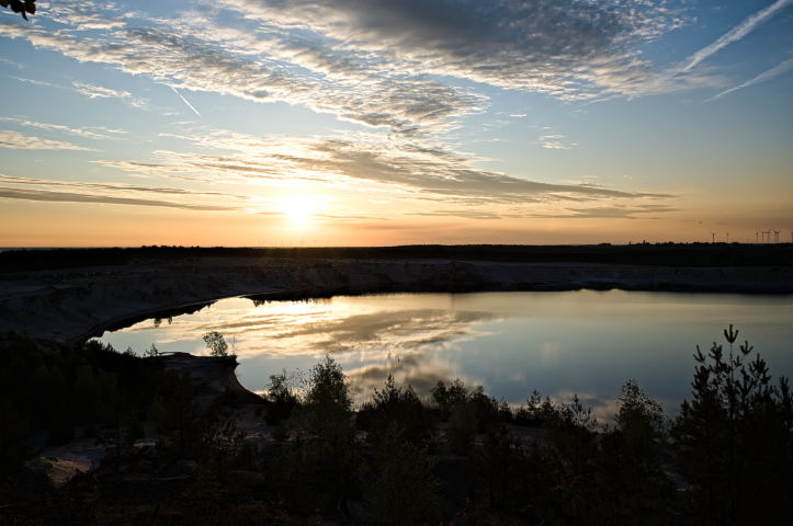 Sonnenaufgang über dem Stiebsdorfer See, sichtbare Tagebauwunde in der Lausitz