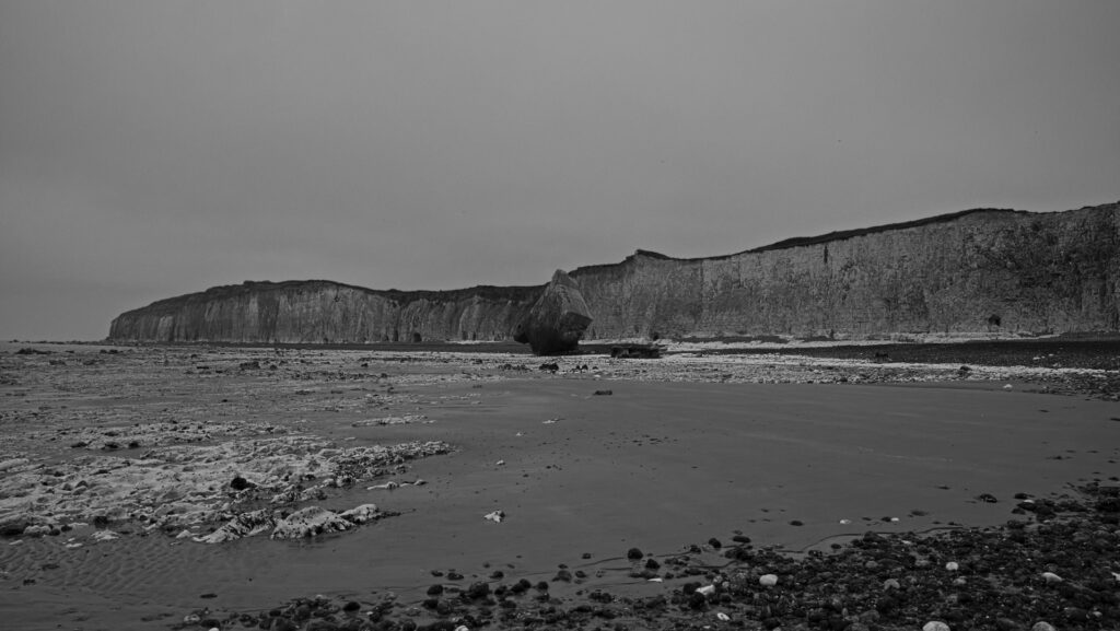 Atlantikwall-Bunker vor den erodierenden Kreideklippen der Normandie