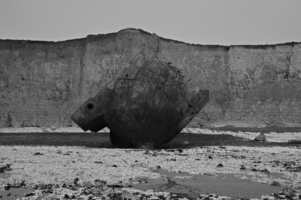 Senkrecht im Kiesstrand stehender Atlantikwall-Bunker in Sainte-Marguerite-sur-Mer
